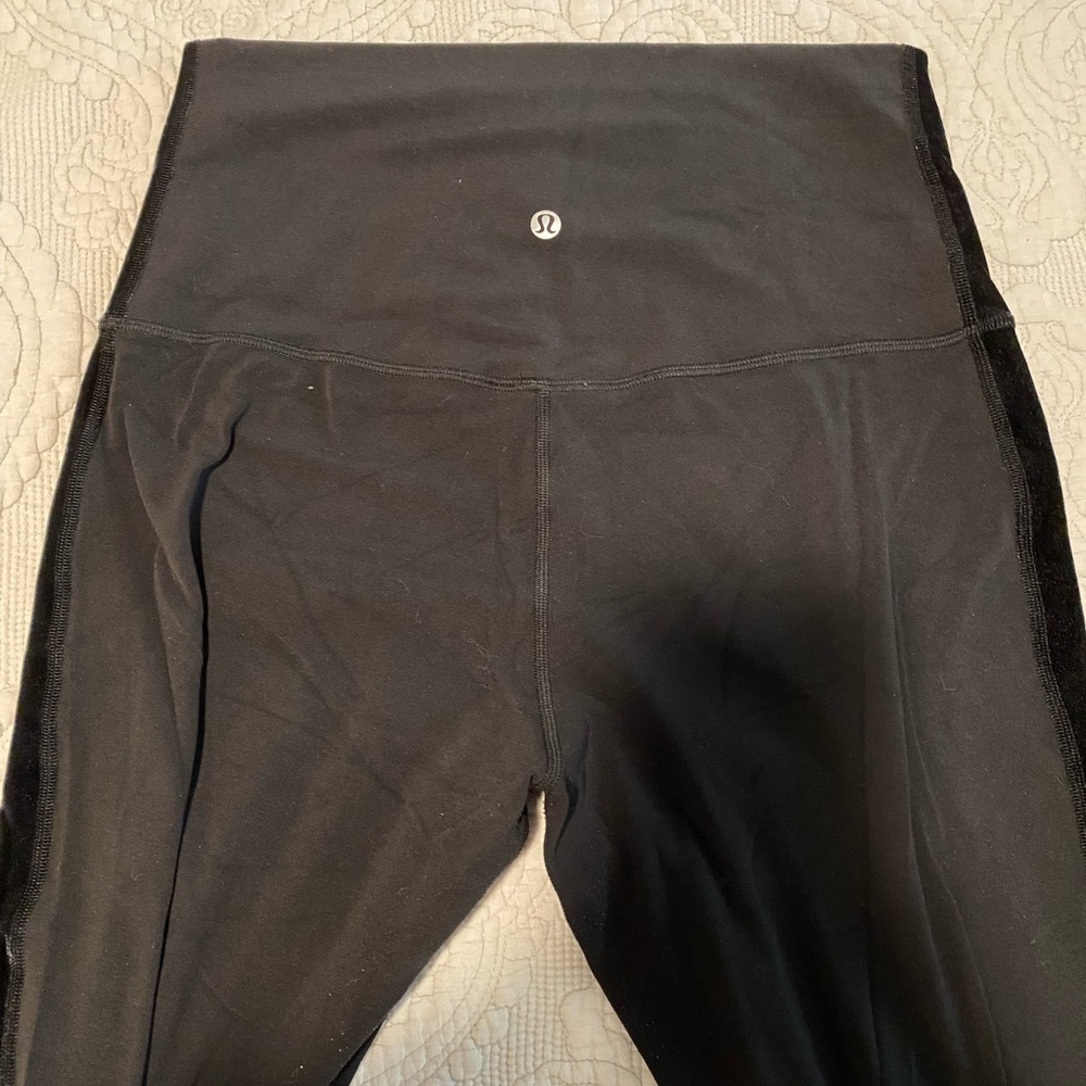 Black & velvet detailed LULULEMON ALIGN leggings 21”